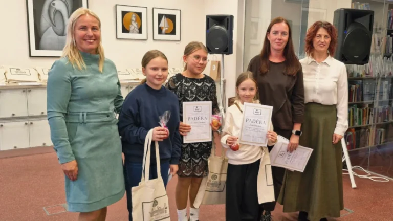 Žemaitė su biblioteka