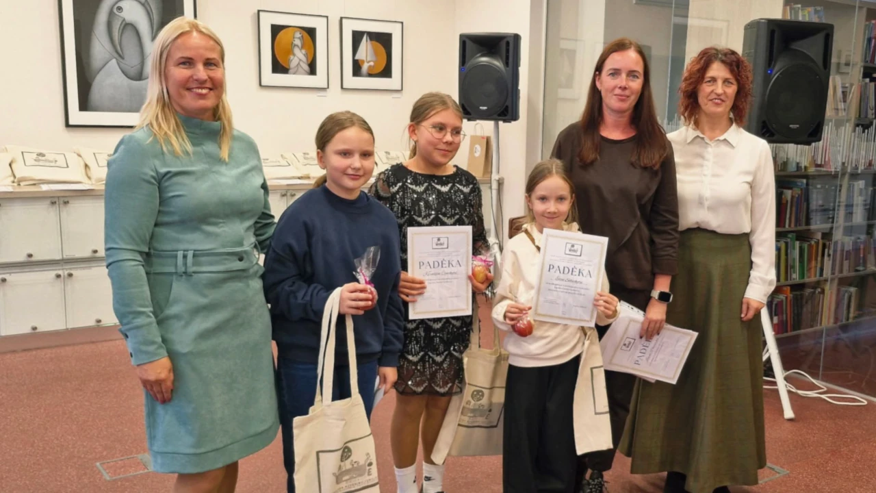 Žemaitė su biblioteka